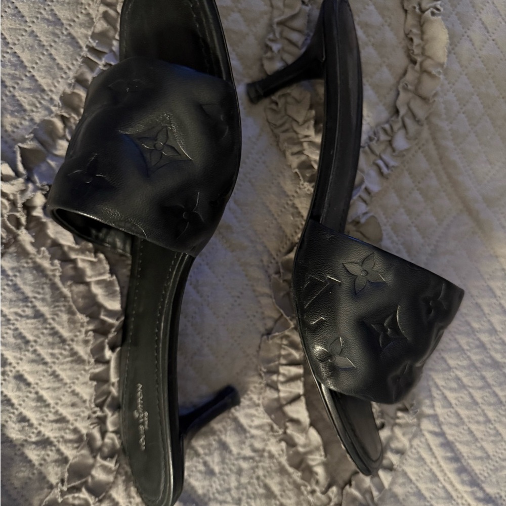 Louis Vuitton Elegant Black Slide Sandals - Picture 2 of 4